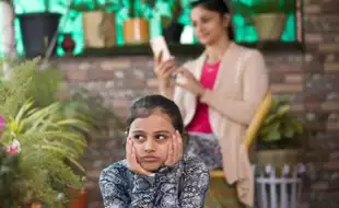 Cell Phones Don't Just Stress Out Kids, But Parents As Well, Says Study; Know Ways To Overcome Phone Anxiety
