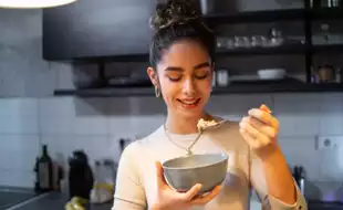 Eating THIS Breakfast Food As A Night Snack Helps You Get Over Sleep Troubles, According To Experts