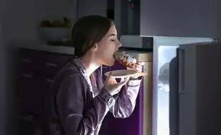 Stop! Your Emotional Eating Is Affecting Your Fertility, Here's How
